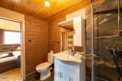 Chata El Niňo - kúpeľňa so sprchovacím kútom a toaletou, MONTANA RESIDENCE - Chata El Clasico a Chata El Niňo, Turčianske Jaseno