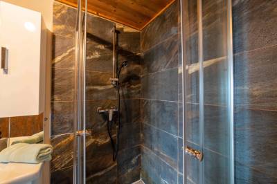 Chata El Niňo - kúpeľňa so sprchovacím kútom, MONTANA RESIDENCE - Chata El Clasico a Chata El Niňo, Turčianske Jaseno