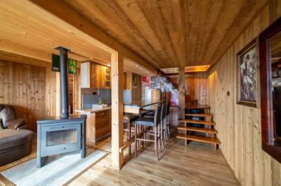 Chata El Niňo - kuchyňa prepojená s obývačkou s kachľami, MONTANA RESIDENCE - Chata El Clasico a Chata El Niňo, Turčianske Jaseno