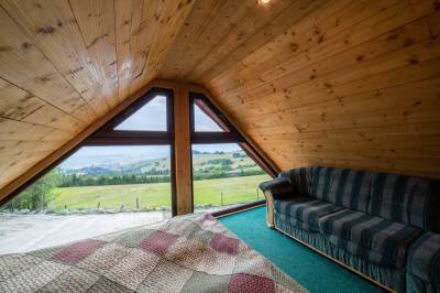 Chata El Niňo - spálňa s manželskou posteľou a pohovkou, MONTANA RESIDENCE - Chata El Clasico a Chata El Niňo, Turčianske Jaseno