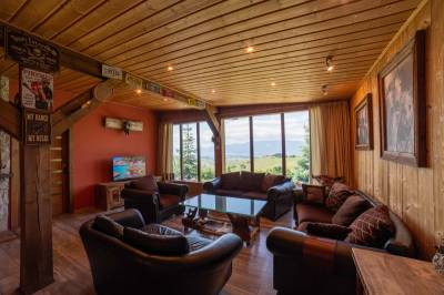 Chata El Clasico - obývačka s gaučom a TV, MONTANA RESIDENCE - Chata El Clasico a Chata El Niňo, Turčianske Jaseno