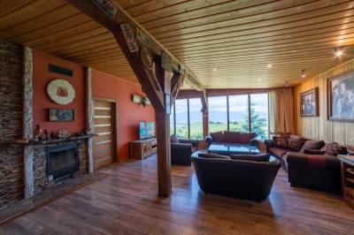 Chata El Clasico - obývačka s gaučom a krbom, MONTANA RESIDENCE - Chata El Clasico a Chata El Niňo, Turčianske Jaseno