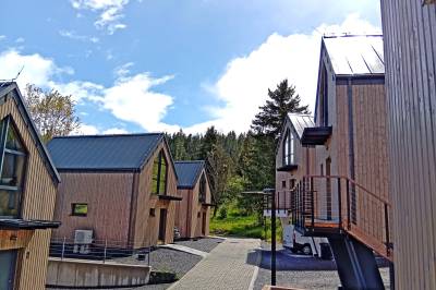 Chata v korunách stromov - exteriér ubytovania v obci Bobrovník, Rezort Bobrí potôčik, Bobrovník