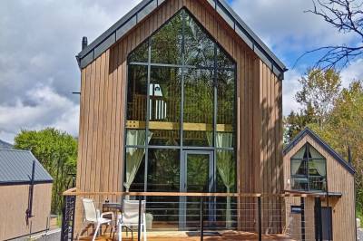 Chata v korunách stromov - exteriér ubytovania v obci Bobrovník, Rezort Bobrí potôčik, Bobrovník