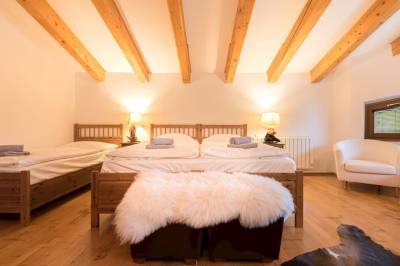 Spálňa s manželskou a 1-lôžkovou posteľou, Alpinum Chalet High Tatras, Nová Lesná