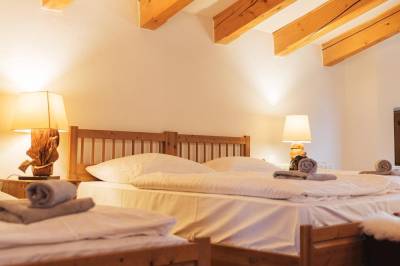 Spálňa s manželskou a 1-lôžkovou posteľou, Alpinum Chalet High Tatras, Nová Lesná