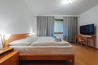 Spálňa s manželskou posteľou a TV, Alpinum Chalet High Tatras, Nová Lesná