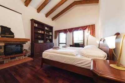 Spálňa s manželskou posteľou a krbom, Alpinum Chalet High Tatras, Nová Lesná