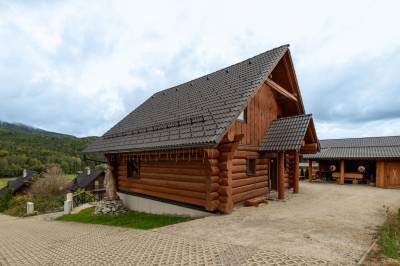 Zrub Jánošík - parkovanie pred vchodom, Zrub Jánošík, Valča