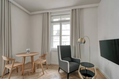 Apartmán PRACTIC - obývačka s kreslom a TV, Penzión Annavila, Piešťany