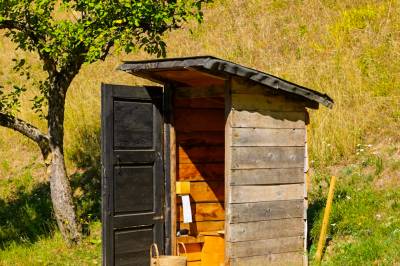 Suchá toaleta, Na samote u Lesa, Revúca