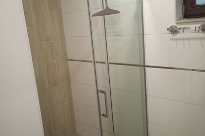 Kúpeľňa so sprchovacím kútom, Chata don´t Panic, Oščadnica