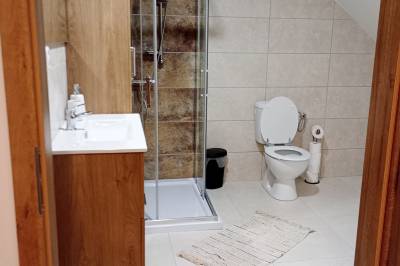 Kúpeľňa so sprchovacím kútom a toaletou, Chata don´t Panic, Oščadnica