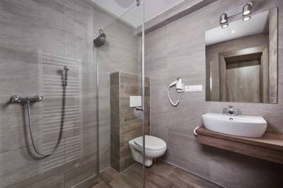 Kúpeľňa so sprchovacím kútom a toaletou, Hotel Studničky*** Vernár, Vernár