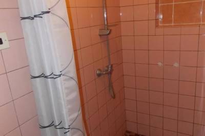 Kúpeľňa so sprchovacím kútom, Drevenica 66, Ždiar