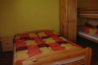 Spálňa s manželskou a poschodovou posteľou, Rekreačný dom Hrbček, Liptovská Teplá