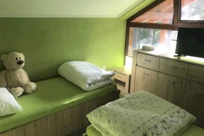 Spálňa s 1-lôžkovými posteľami a TV, Chata SÁRA MARTINSKÉ HOLE, Martin