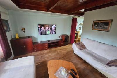 Obývačka s gaučom a prístelkou a TV, Chata Zara, Chľaba