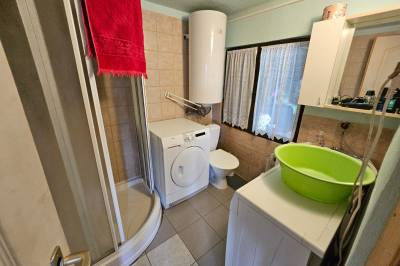 Kúpeľňa so sprchovacím kútom, práčkou so sušičkou a WC, Chata Zara, Chľaba