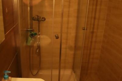 Kúpeľňa so sprchovacím kútom, Chata Ubľa, Ubľa