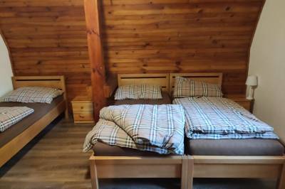 Spálňa s manželskou a 1-lôžkovou posteľou, Chata Hubková, Humenné