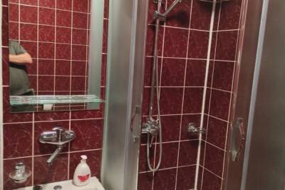 Kúpeľňa so sprchovacím kútom, Chata Hubková, Humenné