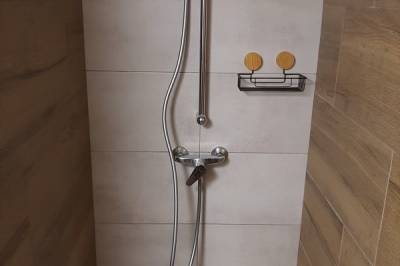 Kúpeľňa so sprchovacím kútom, Chata Danová, Medzilaborce