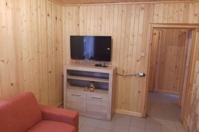 Obývačka s gaučom a TV, Rekreačná chata Branisko, Poľanovce