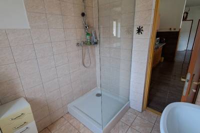 Kúpeľňa so sprchovacím kútom, Chata Jazero, Smolník