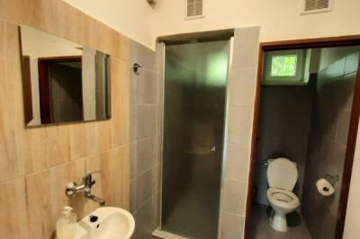Kúpeľňa so sprchovacím kútom a toaletou, Chata Kurinec, Rimavská Sobota