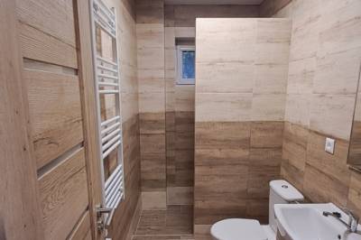 Kúpeľňa so sprchovacím kútom a WC, Chata Miert, Veľké Pole