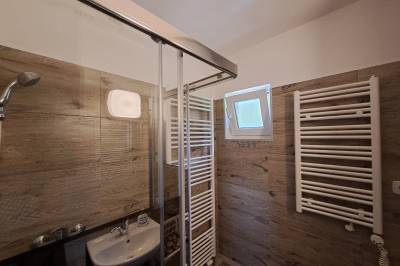 Kúpeľňa so sprchovacím kútom, Chata Lesák, Vyhne