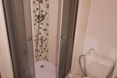 Kúpeľňa so sprchovacím kútom a WC, Chata Dubnica (Bojnice), Bojnice
