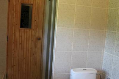 Kúpeľňa so sprchovacím kútom a toaletou, Chalupa pod lipou, Hodruša - Hámre