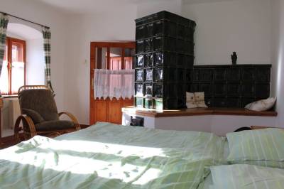 Spálňa s manželskou posteľou a kachľami, Chalupa pod lipou, Hodruša - Hámre