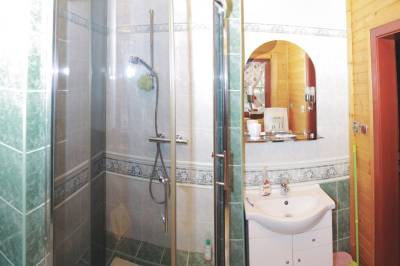 Kúpeľňa so sprchovacím kútom, Rozprávkový zrub, Dúbrava