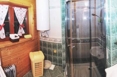 Kúpeľňa so sprchovacím kútom, Rozprávkový zrub, Dúbrava