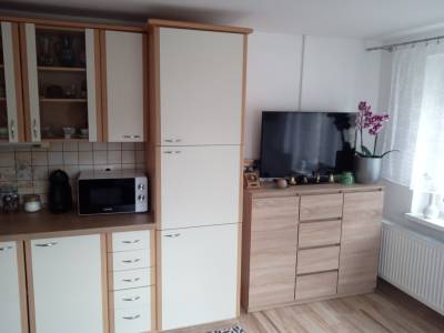 Spoločný priestor s TV prepojený s kuchynkou, Apartmán Jarka, Štrba