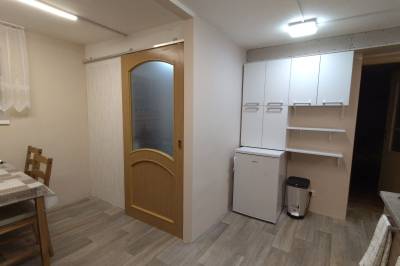 Vstup do obytnej časti, časť kuchyne s chladničkou, Hronec U Petra dvojizbový byt, Hronec