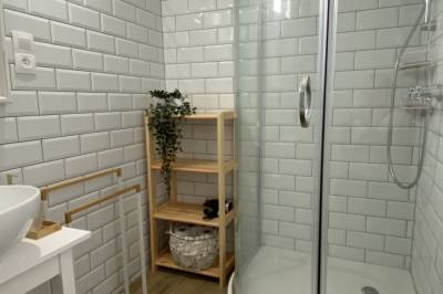 “U Osifa” - kúpeľňa so sprchovacím kútom, Rusínska chyža, Ulič