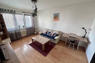 Obývačka s gaučom a TV, Apartmán Košice, Košice