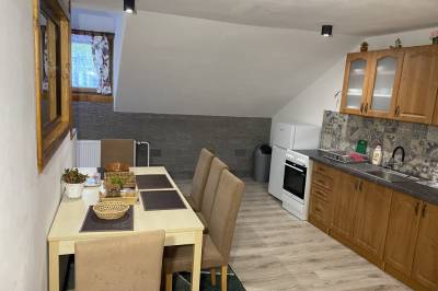 Apartmán 2 - kuchyňa s jedálenským stolom, Villa Martini, Lazy pod Makytou