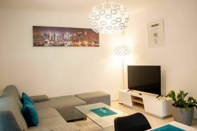 Apartmán B1 - obývačka s gaučom a TV, Chillgarden Apartments, Trenčín