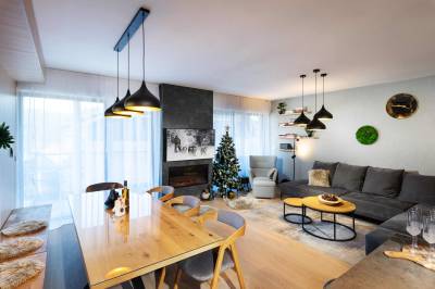 Obývačka s krbom a gaučom, Apartmanica Chalet 5B, Donovaly