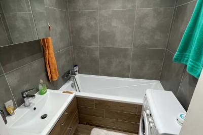 Kúpeľňa s vaňou a práčkou, Apartmán White Diamond, Nitra