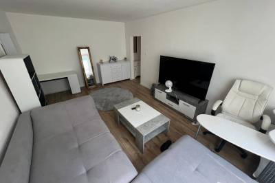 Obývačka s rozkladacím gaučom a TV, Apartmán White Diamond, Nitra