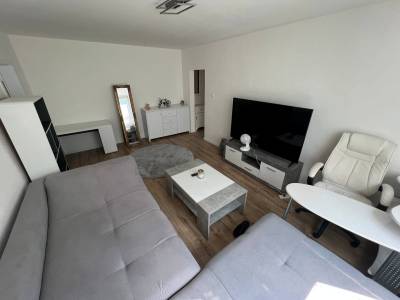 Obývačka s rozkladacím gaučom a TV, Apartmán White Diamond, Nitra