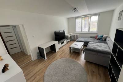 Obývačka s rozkladacím gaučom a TV, Apartmán White Diamond, Nitra