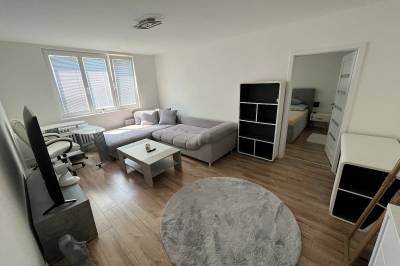 Obývačka s rozkladacím gaučom a TV, Apartmán White Diamond, Nitra