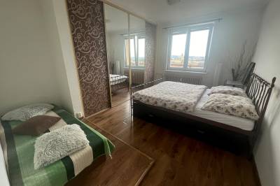 Spálňa s manželskou posteľou, Penthouse s výhľadom, Nitra